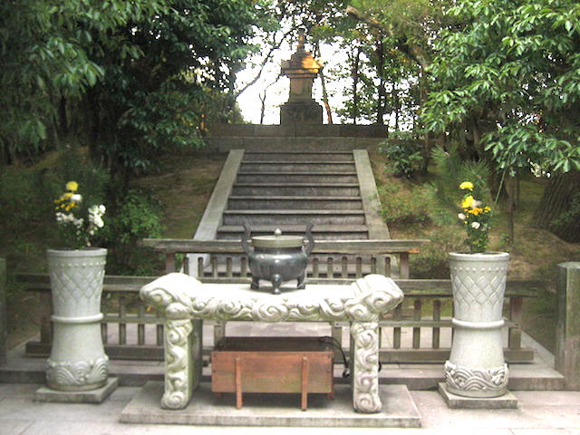 鑑真和上御廟 Gobyo ( Grave of Ganjin) 